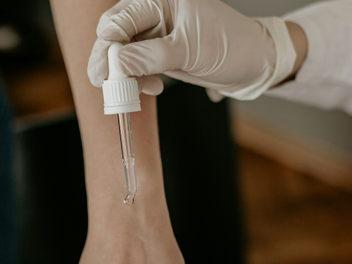Specialist brengt een peptideserum aan op de huid